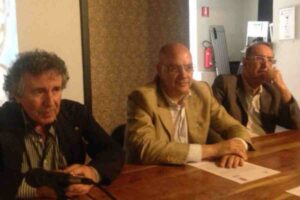 conferenza stampa tre persone