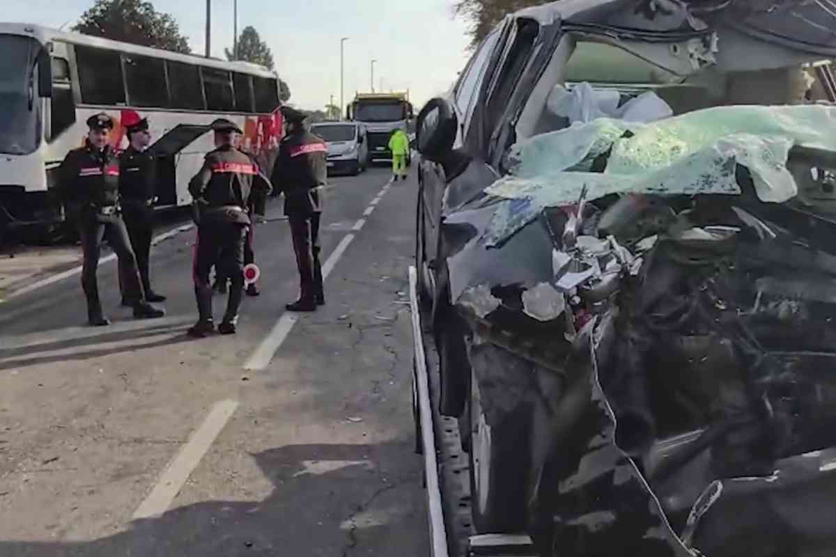Il luogo dell'incidente tra auto e pullman di studenti
