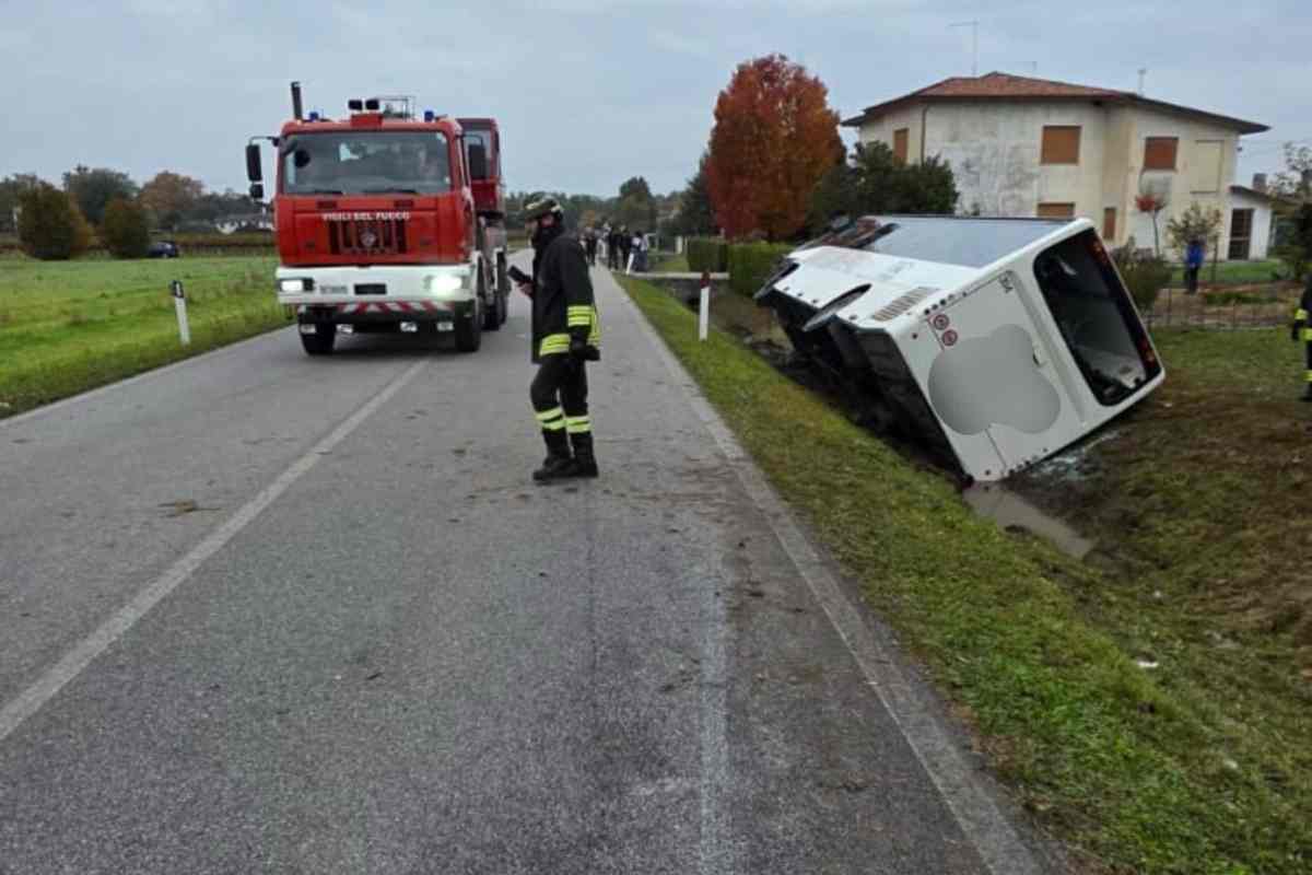 immagini dell'incidente tra auto e pullman in veneto