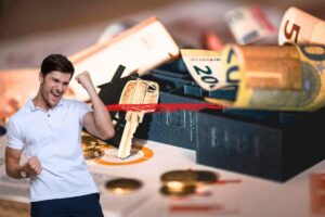 soldi chiavi di casa uomo felice